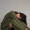 Pyjama chaud vert en coton avec dentelle noire, idéal pour une tenue d'intérieur confortable.