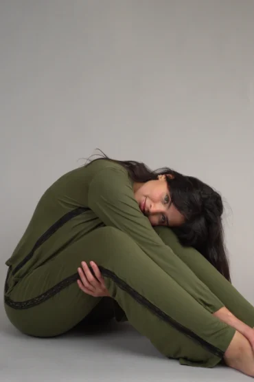 Pyjama chaud vert en coton avec dentelle noire, idéal pour une tenue d'intérieur confortable.