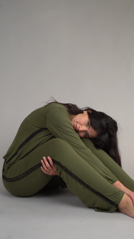 Pyjama chaud vert en coton avec dentelle noire, idéal pour une tenue d'intérieur confortable.