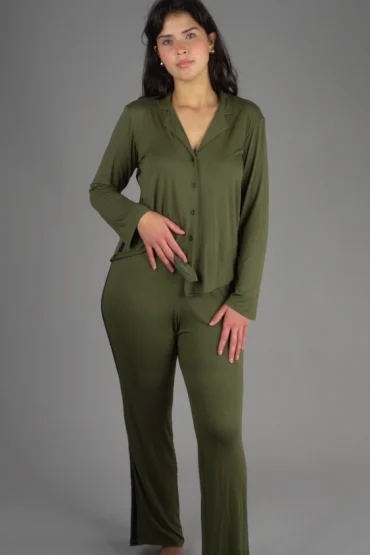 Pyjama chaud vert olive en coton, style décontracté, idéal pour tenue d'intérieur confortable.