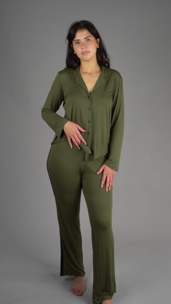 Pyjama chaud vert olive en coton, style décontracté, idéal pour tenue d'intérieur confortable.