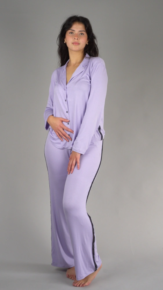 Pyjama violet en coton doux, style détente, idéal pour une tenue d'intérieur confortable et élégante.