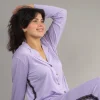 Pyjama lavande en coton doux avec dentelle noire, idéal comme vêtement de nuit luxueux.