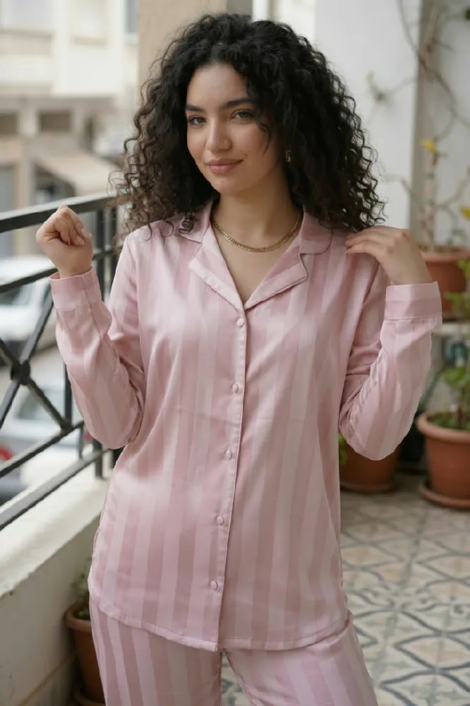Pyjama satin rayé rose, élégant et léger, idéal comme tenue d'intérieur chic et confortable pour des nuits apaisantes.