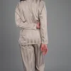 Pyjama satin beige rayé, tenu d'intérieur élégant et doux, parfait pour une nuit de confort.