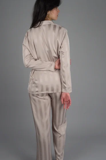 Pyjama satin beige rayé, tenu d'intérieur élégant et doux, parfait pour une nuit de confort.