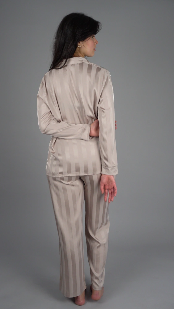 Pyjama satin beige rayé, tenu d'intérieur élégant et doux, parfait pour une nuit de confort.