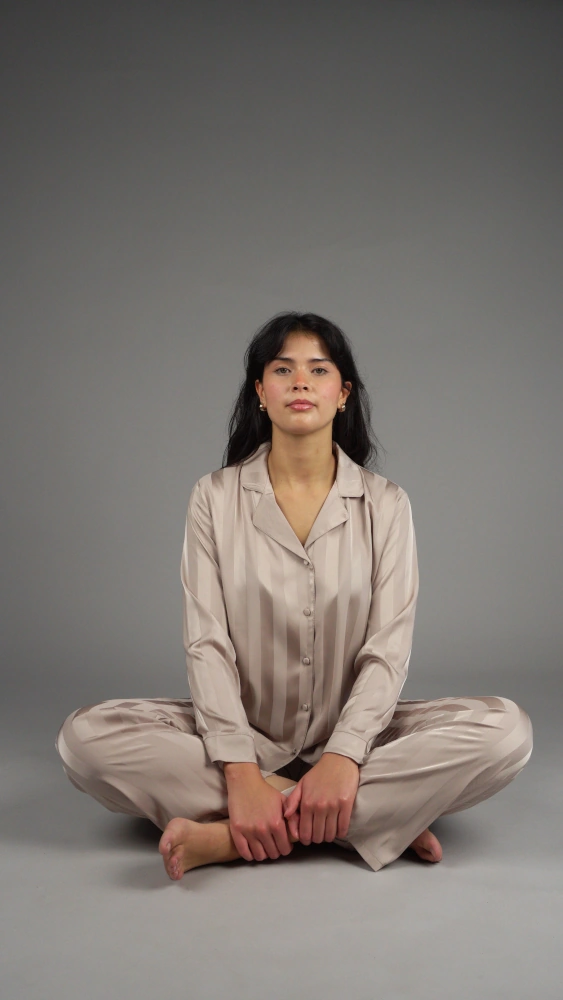 pyjama-satin-raye-beigefonce-five Pyjama satin beige, style classique rayé, loungewear élégant, vêtement de nuit luxueux et confortable.