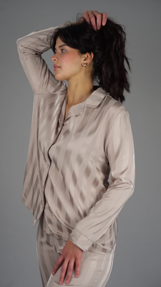 pyjama-satin-raye-beigefonce-four Pyjama satin beige rayé, coupe élégante, tenue d'intérieur luxueuse et confortable pour nuits douces.
