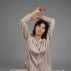 pyjama-satin-raye-beigefonce-six Pyjama satin taupe élégant à rayures, idéal comme tenue d'intérieur ou vêtement de nuit luxueux.