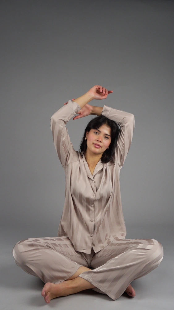 pyjama-satin-raye-beigefonce-six Pyjama satin taupe élégant à rayures, idéal comme tenue d'intérieur ou vêtement de nuit luxueux.