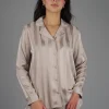 pyjama-satin-raye-beigefonce-three Pyjama satin beige à rayures, style chemise, parfait pour une tenue d'intérieur élégante et confortable.