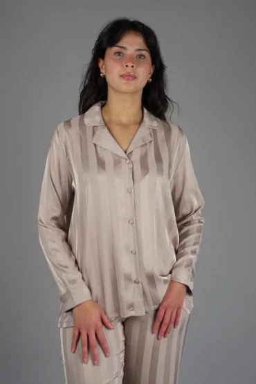 Pyjama satin beige à rayures, style chemise, parfait pour une tenue d'intérieur élégante et confortable.