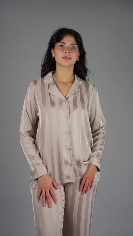 pyjama-satin-raye-beigefonce-three Pyjama satin beige à rayures, style chemise, parfait pour une tenue d'intérieur élégante et confortable.