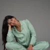 pyjama-satin-raye-vertdeau-five Pyjama satin vert doux, style confortable et élégant, parfait comme vêtement de nuit luxueux.