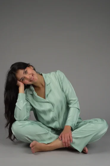 Pyjama satin vert doux, style confortable et élégant, parfait comme vêtement de nuit luxueux.