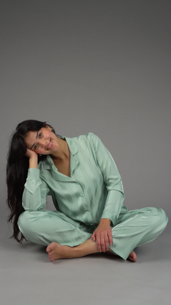 pyjama-satin-raye-vertdeau-five Pyjama satin vert doux, style confortable et élégant, parfait comme vêtement de nuit luxueux.