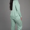 pyjama-satin-raye-vertdeau-four Pyjama satin vert à rayures, style classique, vêtement de nuit luxueux et confortable.