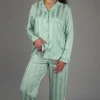 pyjama-satin-raye-vertdeau-three Pyjama satin vert menthe rayé, style classique, doux et confortable, idéal comme vêtement de nuit luxueux.