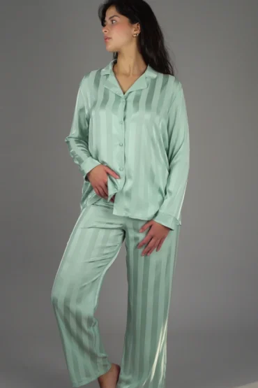 Pyjama satin vert menthe rayé, style classique, doux et confortable, idéal comme vêtement de nuit luxueux.