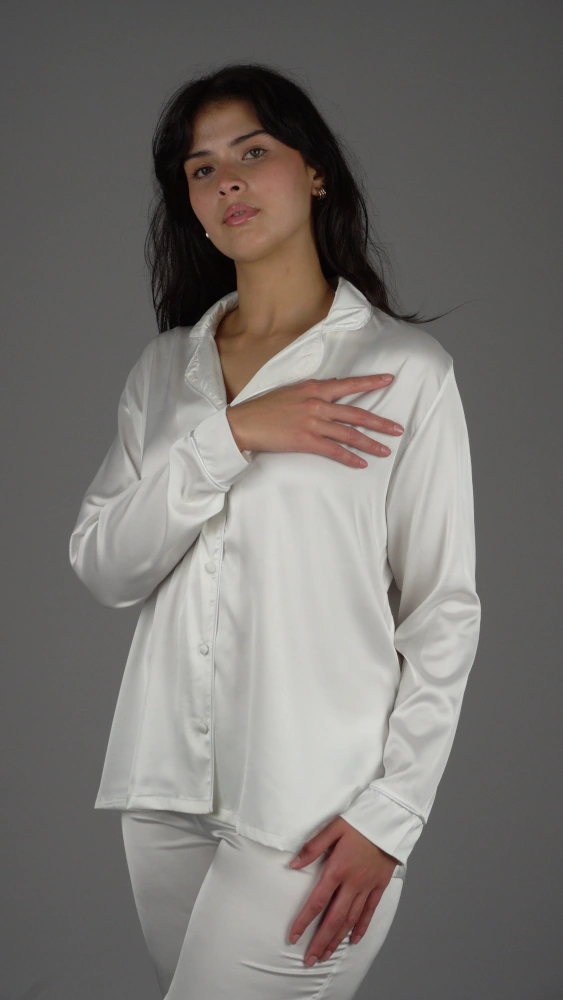 Pyjama satin blanc élégant, manches longues, idéal comme tenue d'intérieur confortable.