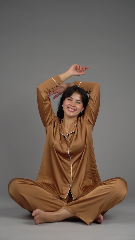 Pyjama satin doré, style classique confortable, tenue d'intérieur élégante et luxueuse.