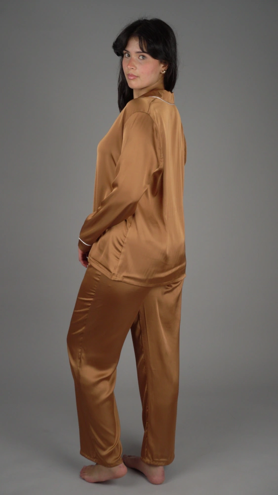 Pyjama satin doré, style ample et fluide, idéal pour une tenue d'intérieur confortable et élégante.