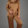 Pyjama satin marron clair, style classique, pour une tenue d'intérieur élégante et confortable.