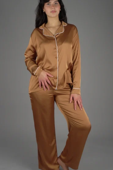 Pyjama satin marron clair, style classique, pour une tenue d'intérieur élégante et confortable.