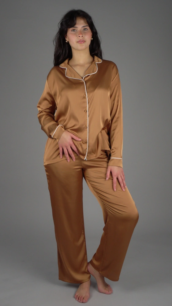 Pyjama satin marron clair, style classique, pour une tenue d'intérieur élégante et confortable.