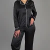 Pyjama satin noir élégant, style classique avec bordure contrastée, idéal pour une tenue d'intérieur chic.