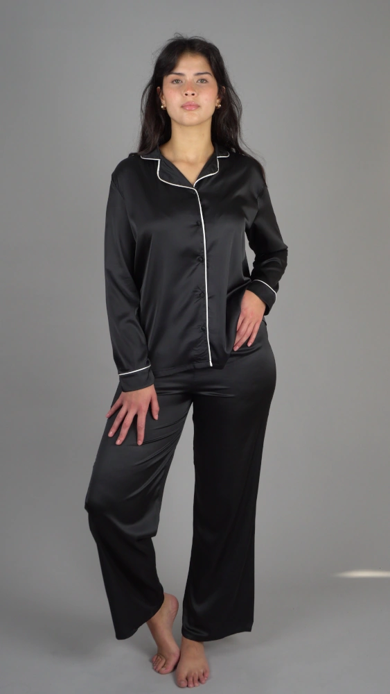 Pyjama satin noir élégant, style classique avec bordure contrastée, idéal pour une tenue d'intérieur chic.
