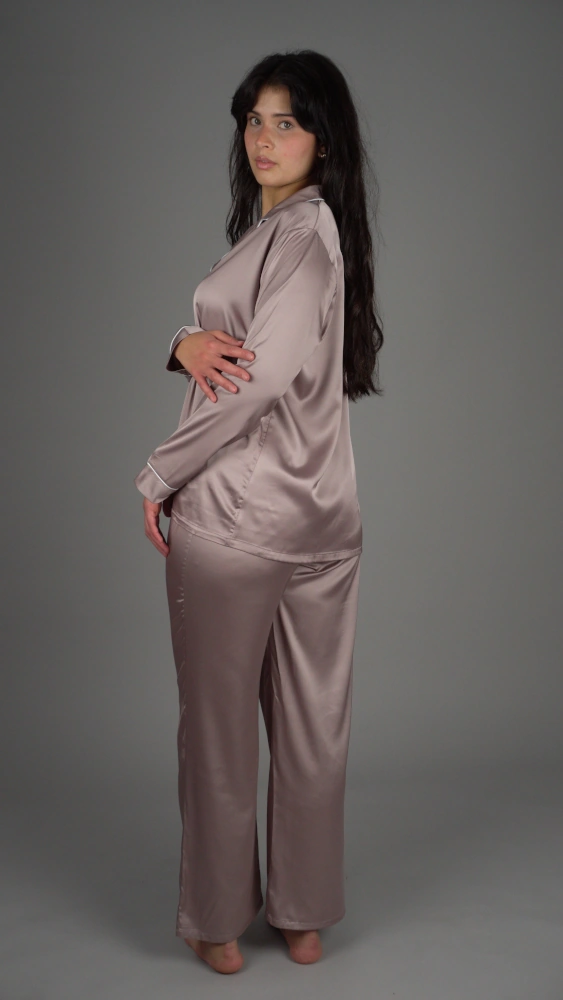 Pyjama en soie taupe Noom, élégant et confortable, pour femmes.