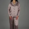 Pyjama en satin beige, style classique et confortable, idéal comme vêtement de nuit luxueux.
