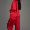Pyjama rouge élégant en satin pour femmes de Noom, parfait pour le confort et le style nocturne.