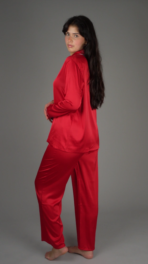 Pyjama rouge élégant en satin pour femmes de Noom, parfait pour le confort et le style nocturne.