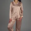 Pyjama en satin femme beige Noom, élégant et confortable.