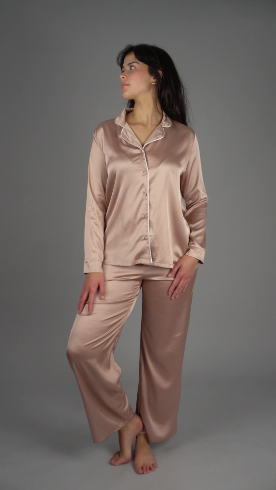 Pyjama en satin femme beige Noom, élégant et confortable.