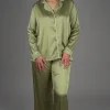 Pyjama Noom en satin vert pour femme, confortable et élégant pour les nuits douces.