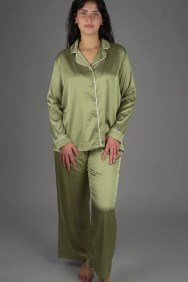 Pyjama Noom en satin vert pour femme, confortable et élégant pour les nuits douces.