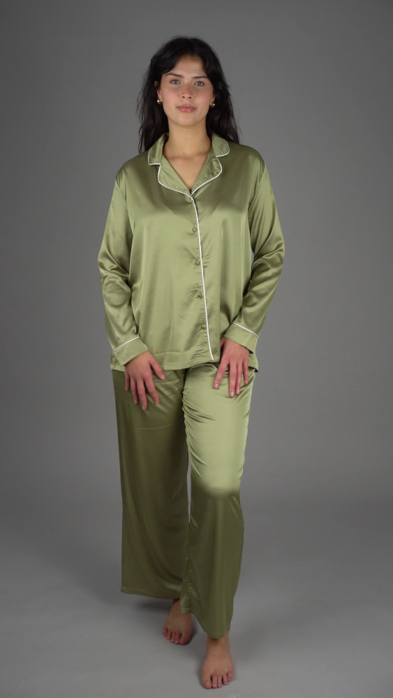 Pyjama Noom en satin vert pour femme, confortable et élégant pour les nuits douces.