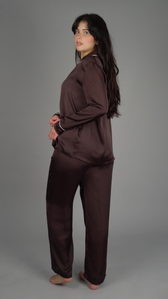 Pyjama satin marron élégant, style ample et confortable, idéal pour une tenue d'intérieur chic.