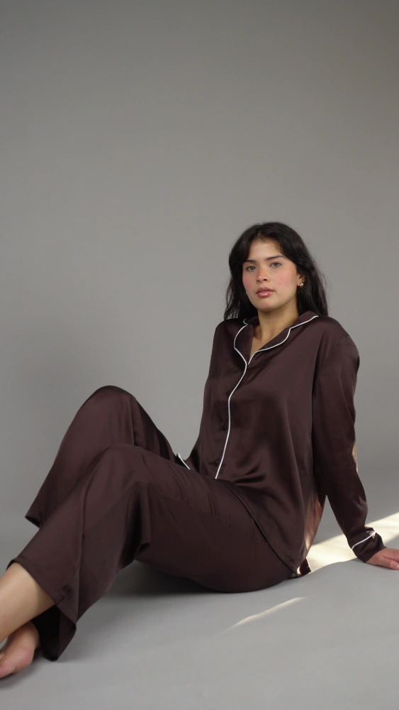 Pyjama satin marron foncé, confortable et élégant, parfait pour une tenue d'intérieur raffinée.