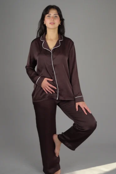 Pyjama satin marron foncé avec passepoil blanc, style classique, vêtement de nuit luxueux.