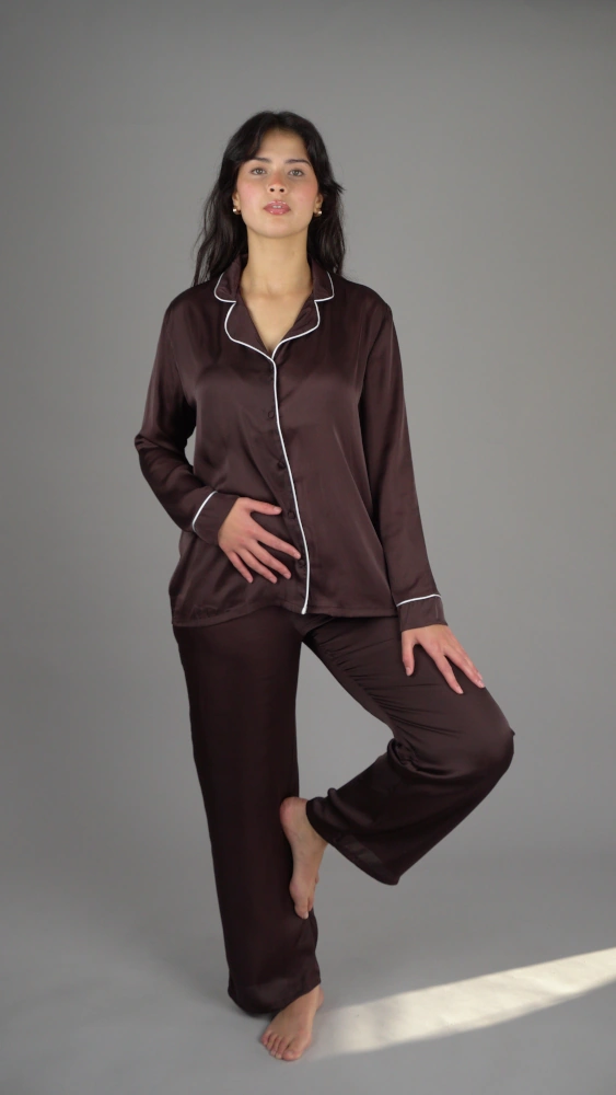 Pyjama satin marron foncé avec passepoil blanc, style classique, vêtement de nuit luxueux.