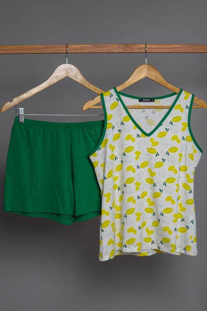 Pyjama en coton, imprimé citron vert et jaune, confortable pour tenue d'intérieur.
