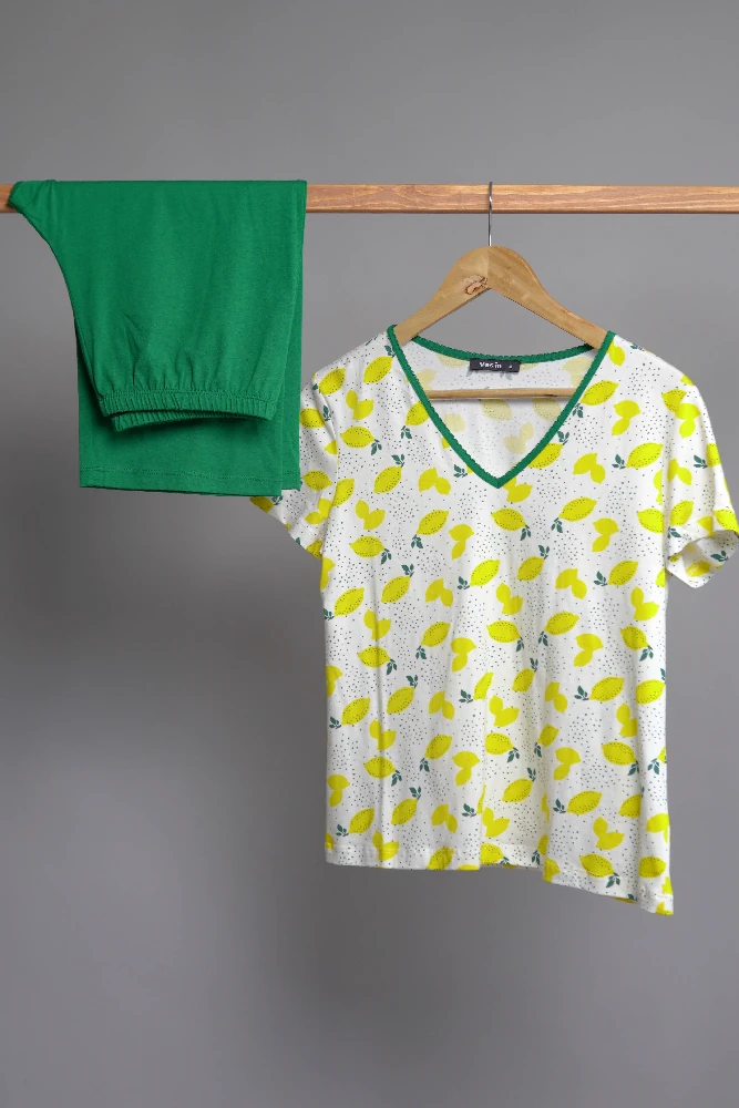 Pyjama en coton imprimé citron, style décontracté, haut blanc et pantalon vert. Vêtement de nuit luxueux.