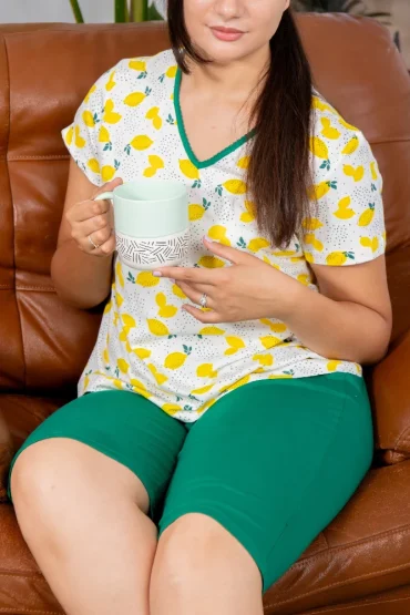 Pyjama coton jaune et vert, style décontracté, idéal comme tenue d'intérieur confortable.