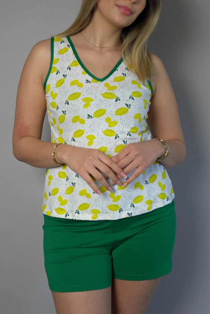 Débardeur en coton à motifs citron jaune avec short vert, idéal comme tenue d'intérieur confortable.