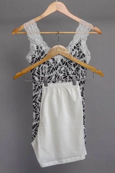 Pyjama en coton à motifs noirs et blancs avec dentelle, tenue d'intérieur élégante et confortable.